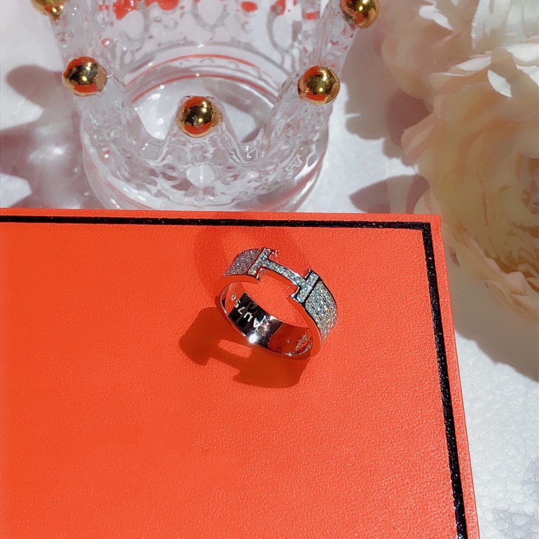 ```json
{
"Eterna Jewels": "H RING FULL DIAMOND"
}
```