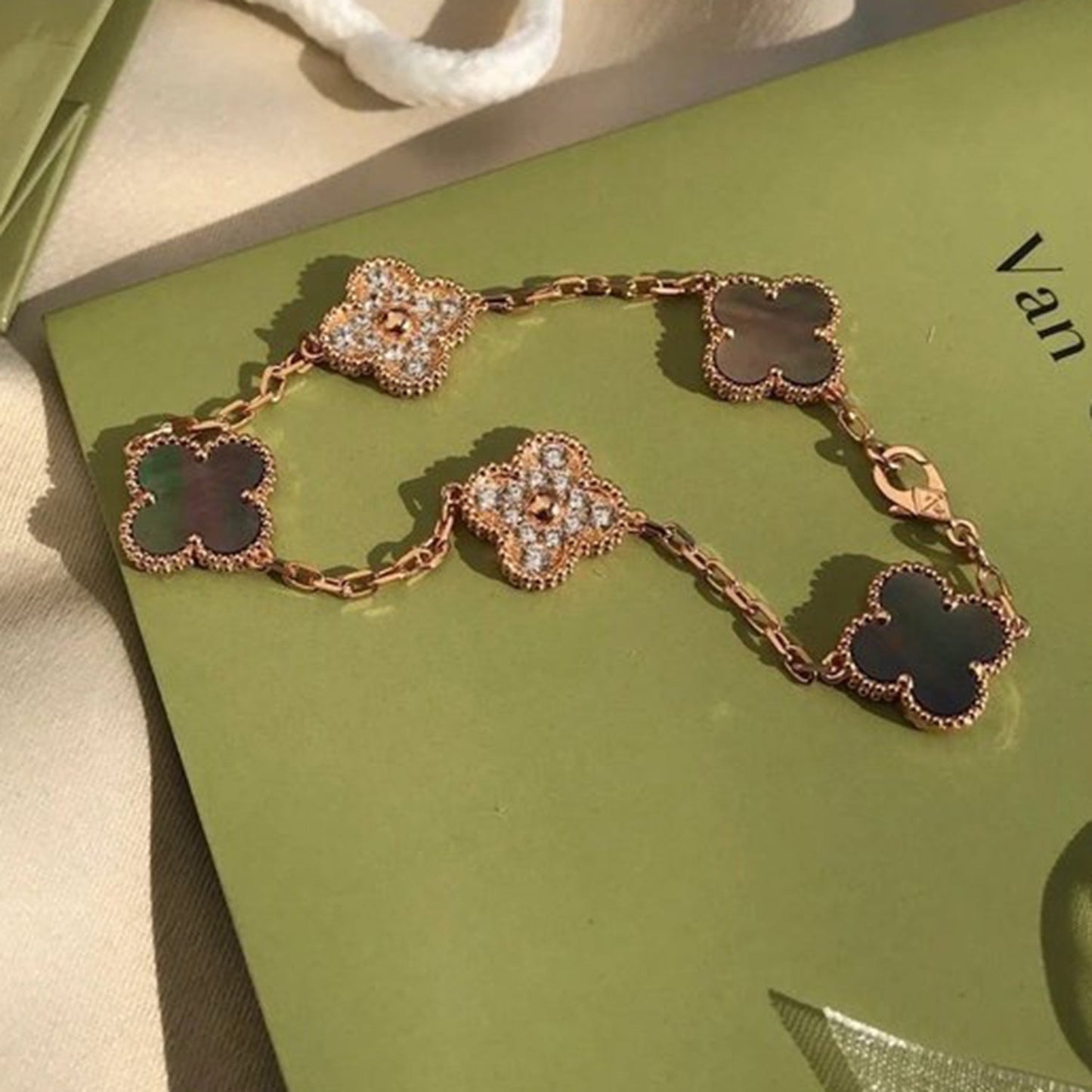 [Eterna Jewels] CLOVER 5 MOTIV GRAUES PERLMUTT-ARMBAND KOLLEKTION