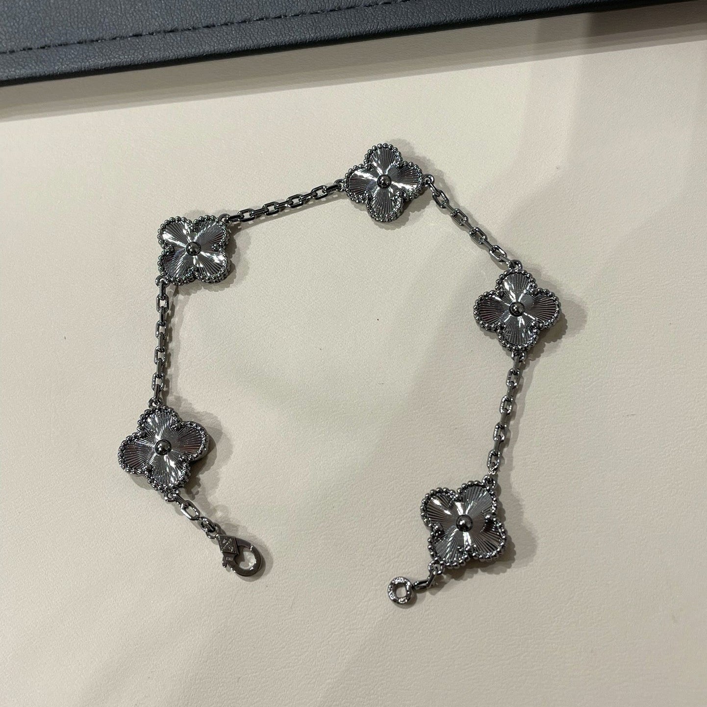 [Eterna Jewels]KLEEBRETT 5 MOTIV SCHWARZES ARMBAND