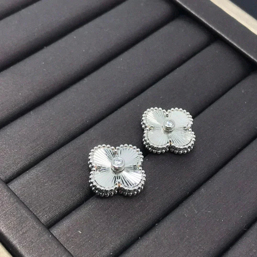 [エテルナジュエル] クローバーミニ9.5mmレーザーピアス
