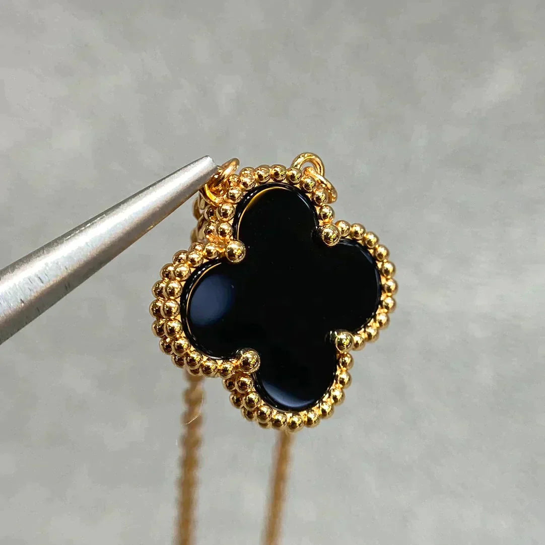 [Eterna Jewels]KLEEBELATT 15MM SCHWARZER ONYX EINZELBLUMEN-HALSKEETE