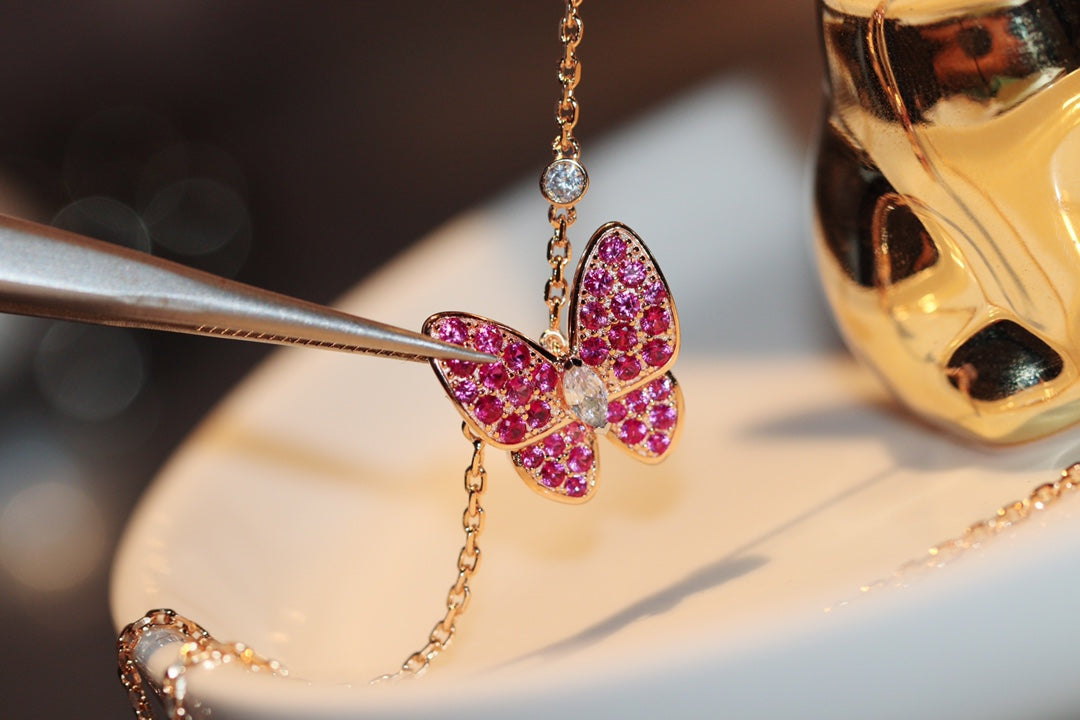 [Eterna Jewels]SCHMETTERLING ROTER DIAMANT ROSÉGOLD-HALSKETTE