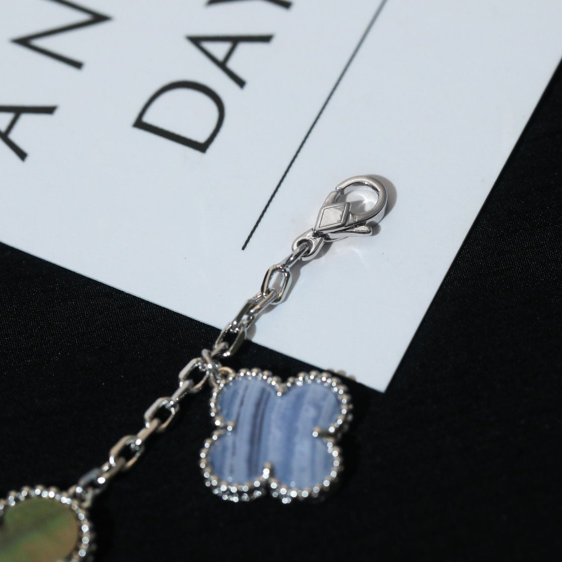 [Eterna Jewels]KLEEBAND-ARMBAND 5 MOTIVE PERLMUTT CHALCEDON SILBER