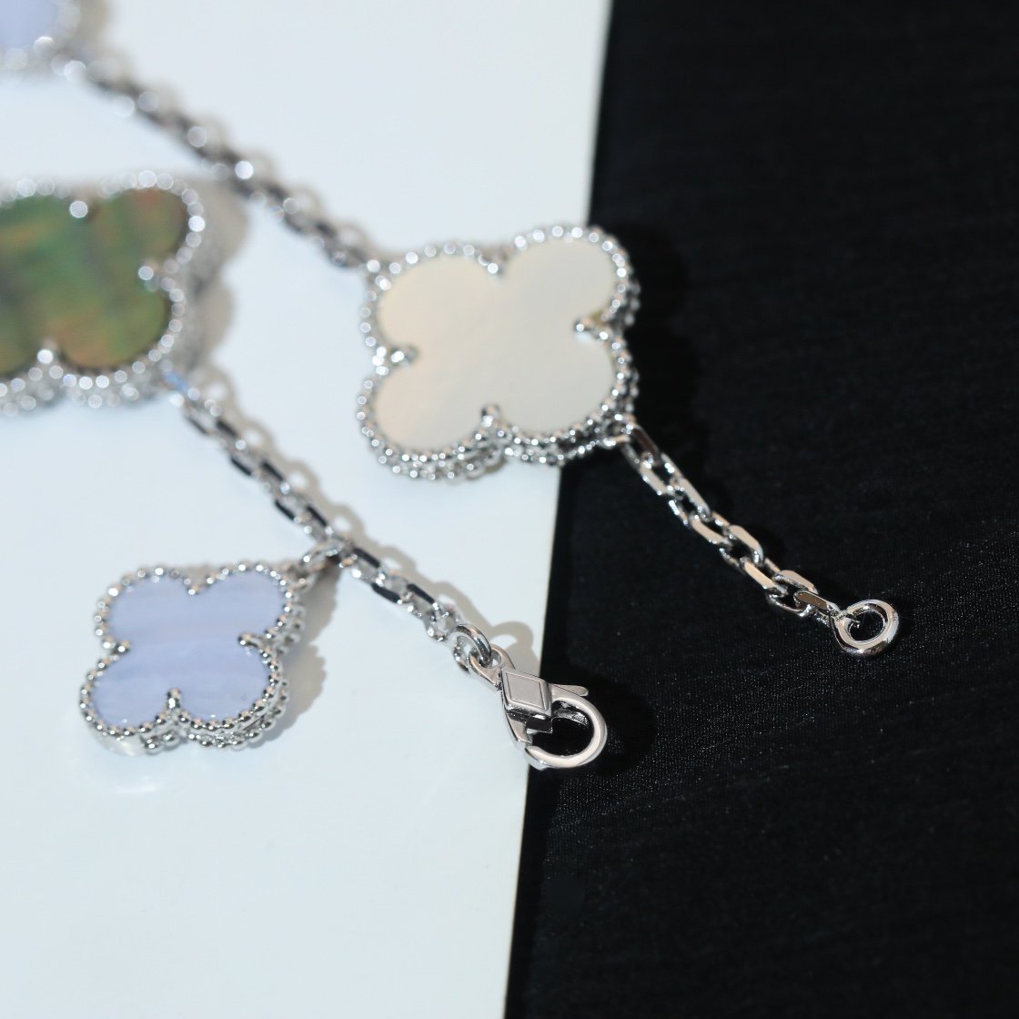[Eterna Jewels]KLEEBAND-ARMBAND 5 MOTIVE PERLMUTT CHALCEDON SILBER
