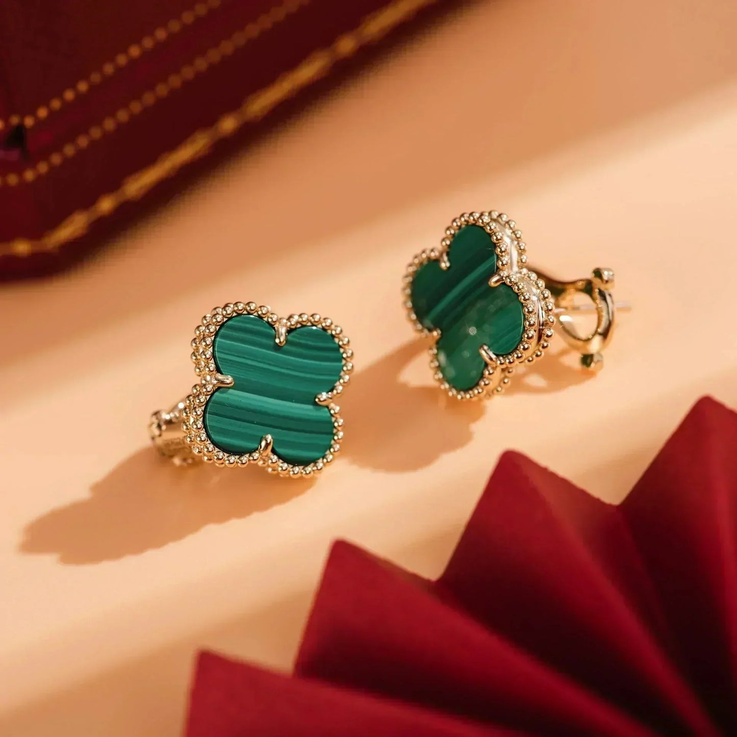 [エテルナジュエル] クローバーミディアム 1モチーフ マラカイト イヤリング