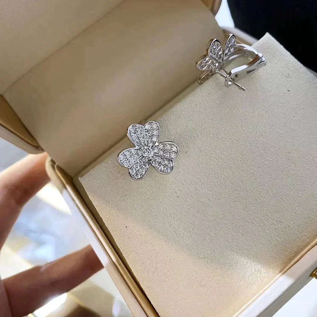 [エターナジュエルズ]クローバーコスモスダイヤモンドピアス シルバー