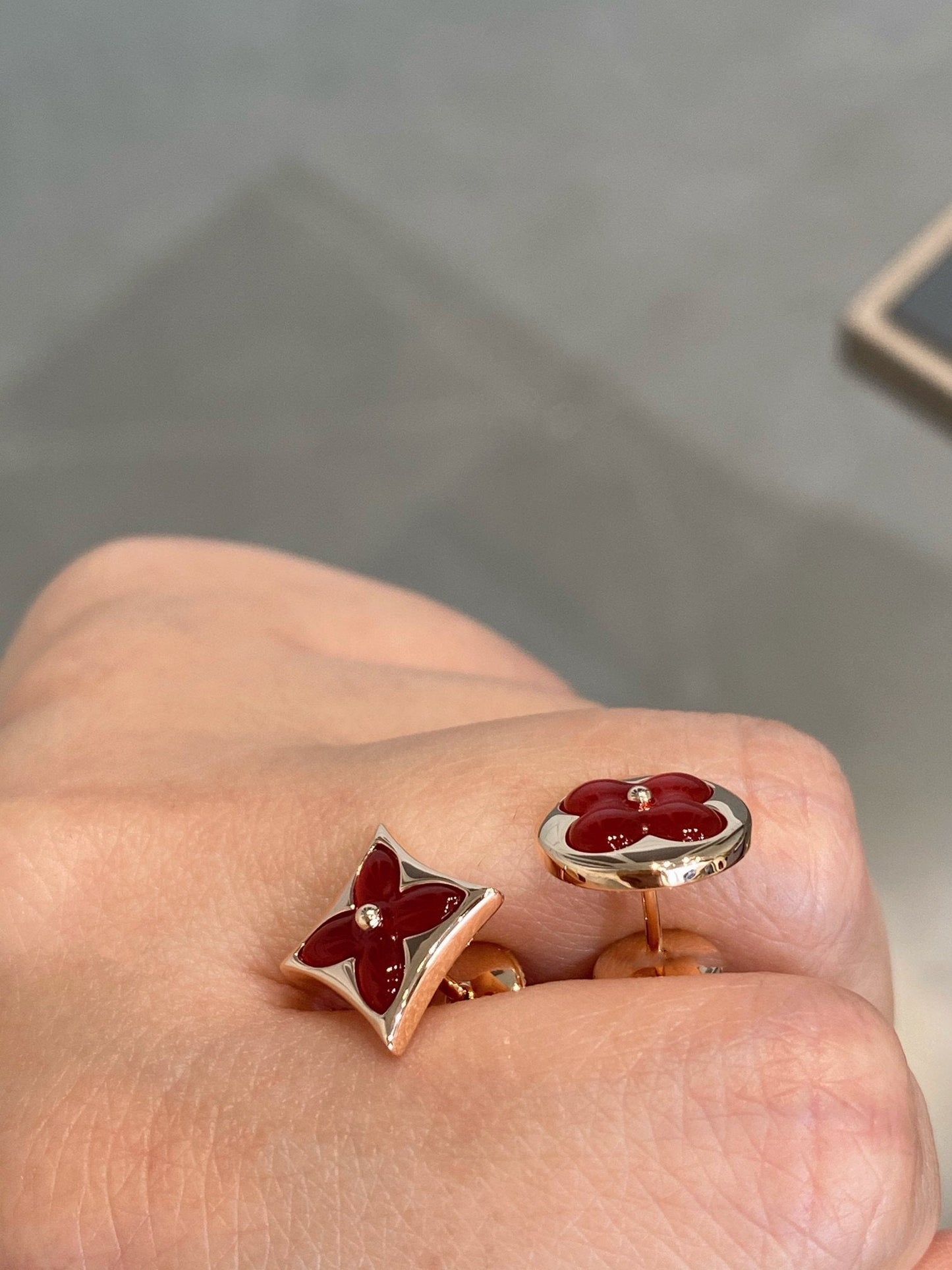 [Eterna Jewels]STERN- UND SONNENOHRRINGE AUS ROSÉGOLD MIT KARNEOL