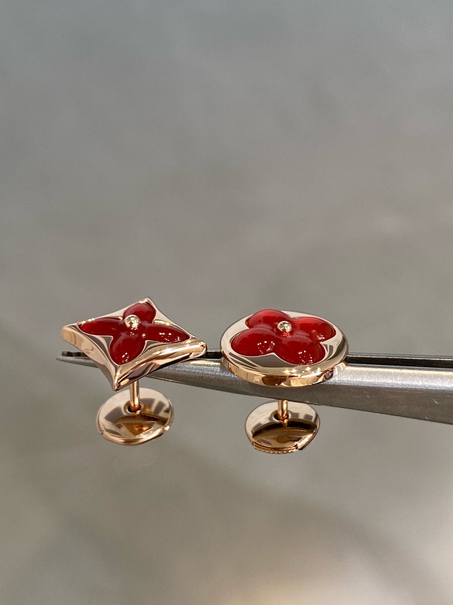 [Eterna Jewels]STERN- UND SONNENOHRRINGE AUS ROSÉGOLD MIT KARNEOL