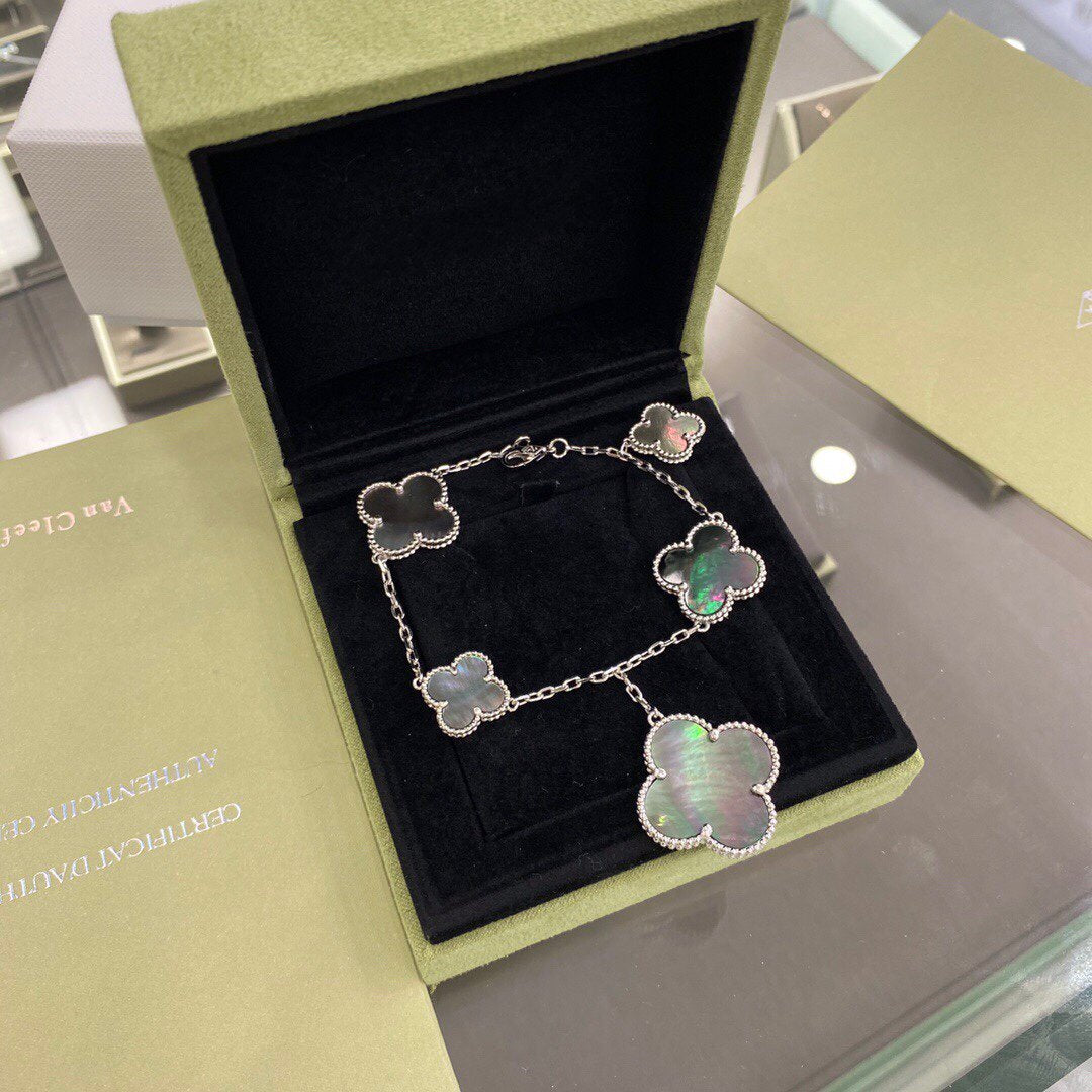 [Eterna Jewels]KLEEBKATT 5 MOTIVE SILBER DUNKLES PERLMUTT-ARMBAND