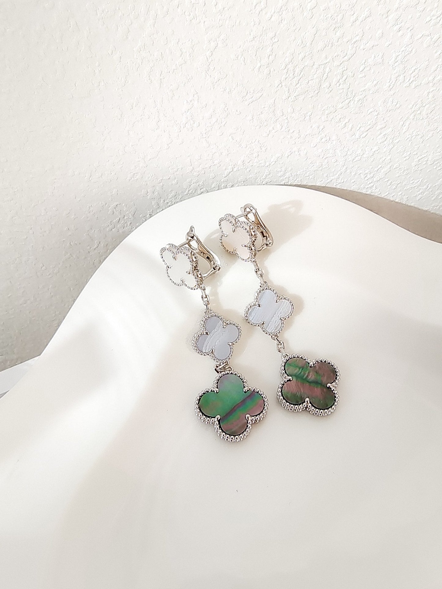 [Eterna Jewels]KLEE 3 MOTIVE CHALCEDON DUNKLE PERLMUTT SILBER OHRRINGE