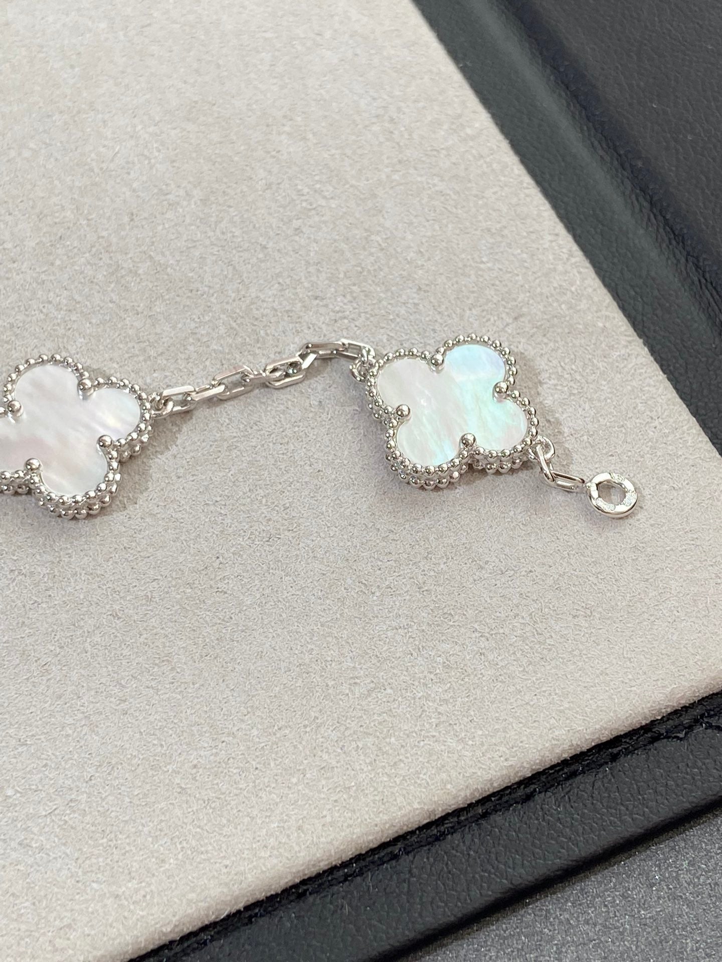 [Eterna Jewels]KLEE WEISSE PERLEN-PERLMUTT-5-MOTIV-ARMBAND-KOLLEKTION