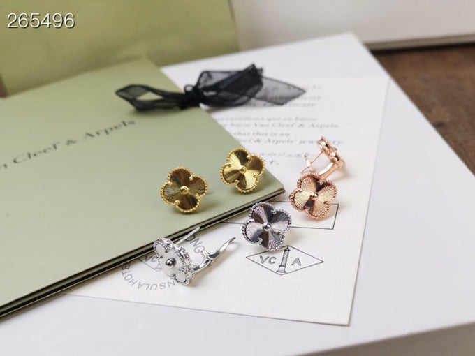 [エテルナジュエルズ]クローバーミディアムスタッドピアス