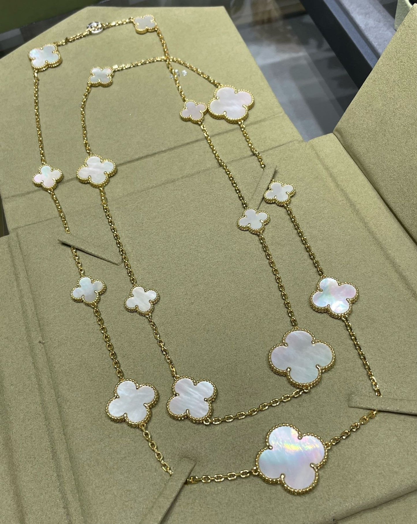 [Eterna Jewels]KLEE 16 MOTIV WEISSES PERLMUTT GOLDHALSKEТTE