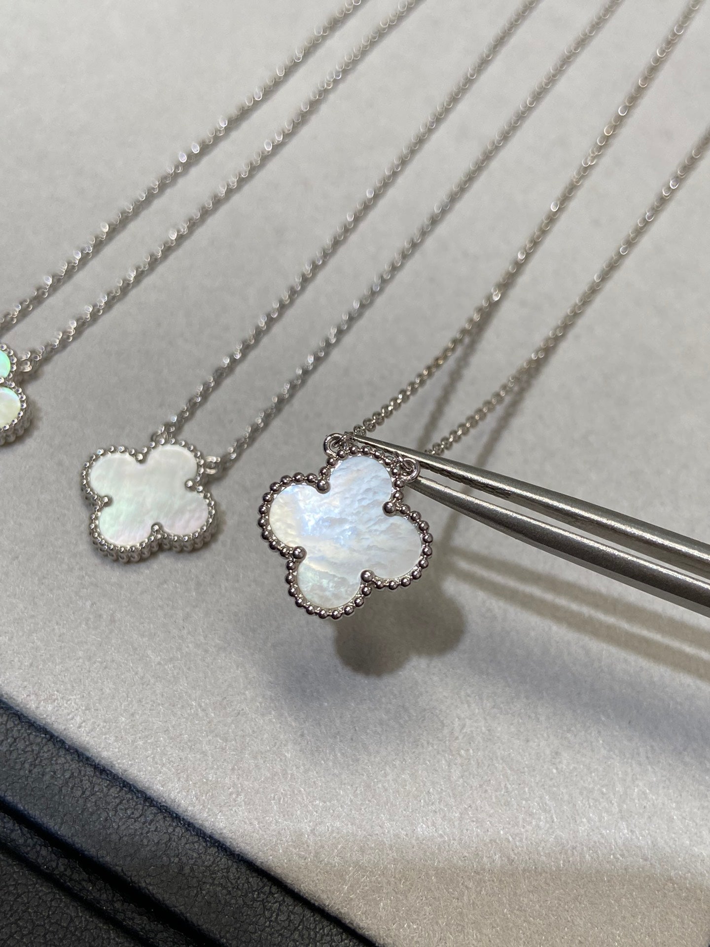 [Eterna Jewels]KLEE MITTLERE SILBER-WEISS-MOP-HALSKETTE