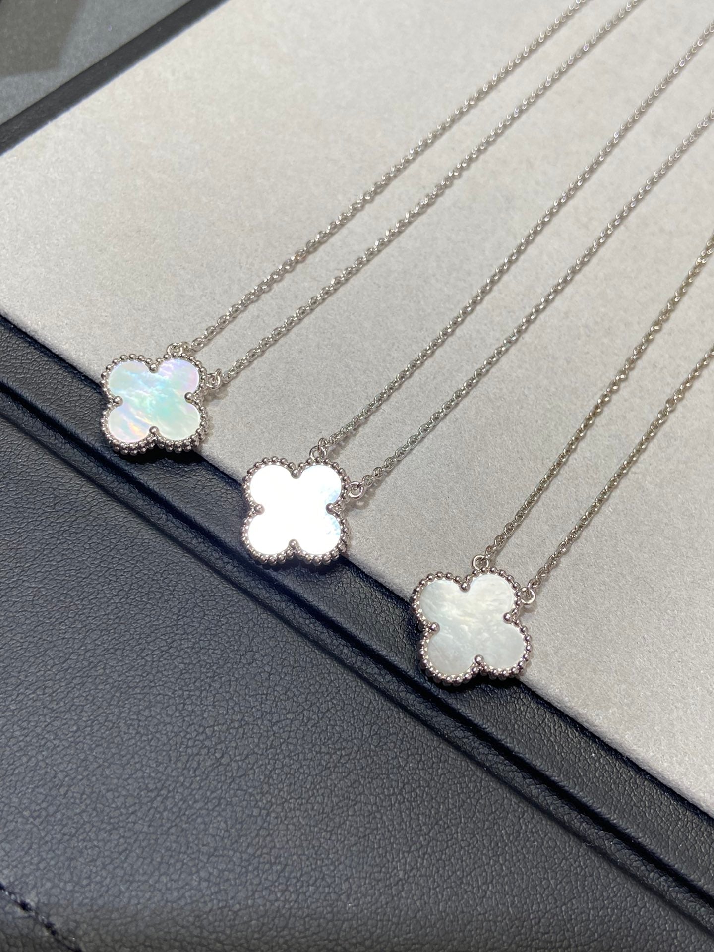 [Eterna Jewels]KLEE MITTLERE SILBER-WEISS-MOP-HALSKETTE