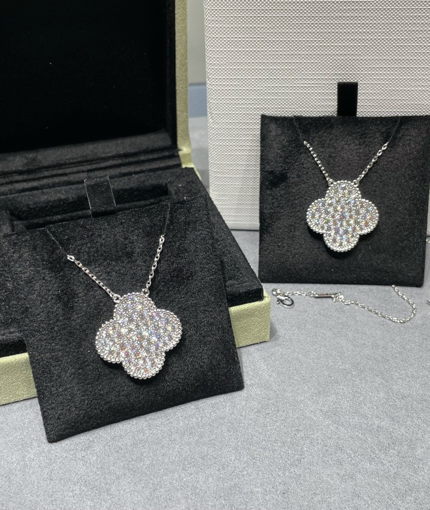 [Eterna Jewels]KLEEBKATTENANHÄNGER 25MM GROSS DIAMANT BESETZT SILBERHALSKETTE