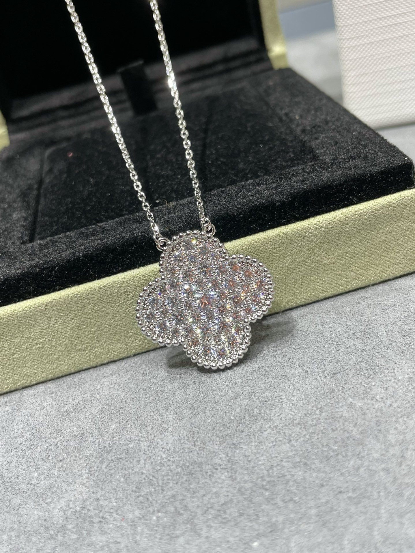 [Eterna Jewels]KLEEBKATTENANHÄNGER 25MM GROSS DIAMANT BESETZT SILBERHALSKETTE
