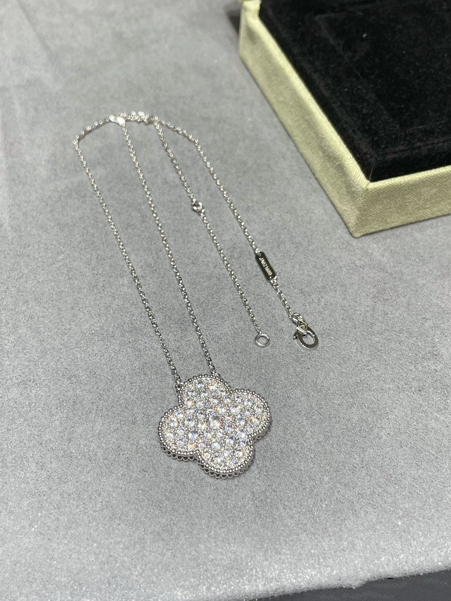 [Eterna Jewels]KLEEBKATTENANHÄNGER 25MM GROSS DIAMANT BESETZT SILBERHALSKETTE
