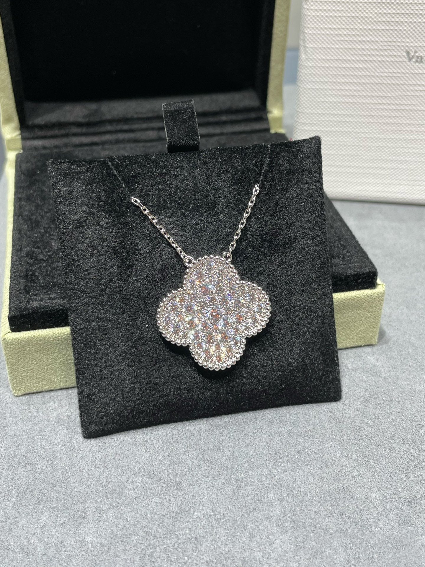 [Eterna Jewels]KLEEBKATTENANHÄNGER 25MM GROSS DIAMANT BESETZT SILBERHALSKETTE