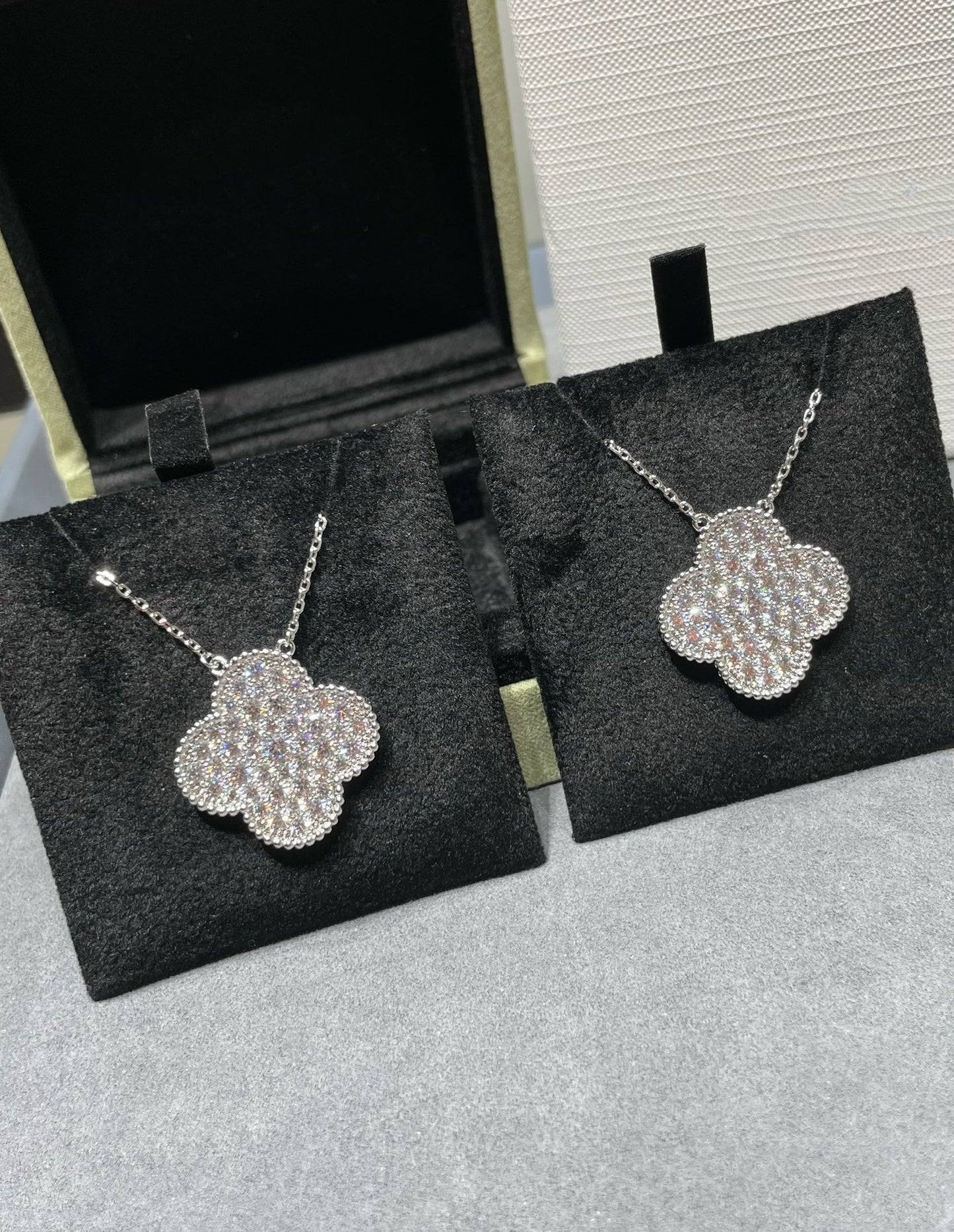 [Eterna Jewels]KLEEBKATTENANHÄNGER 25MM GROSS DIAMANT BESETZT SILBERHALSKETTE