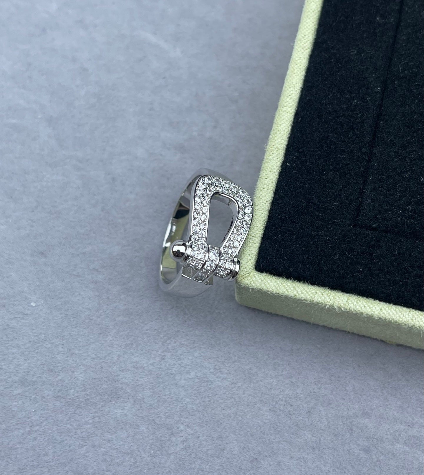 [Eterna Jewels]Breiter hufeisenförmiger, diamantbesetzter Ring