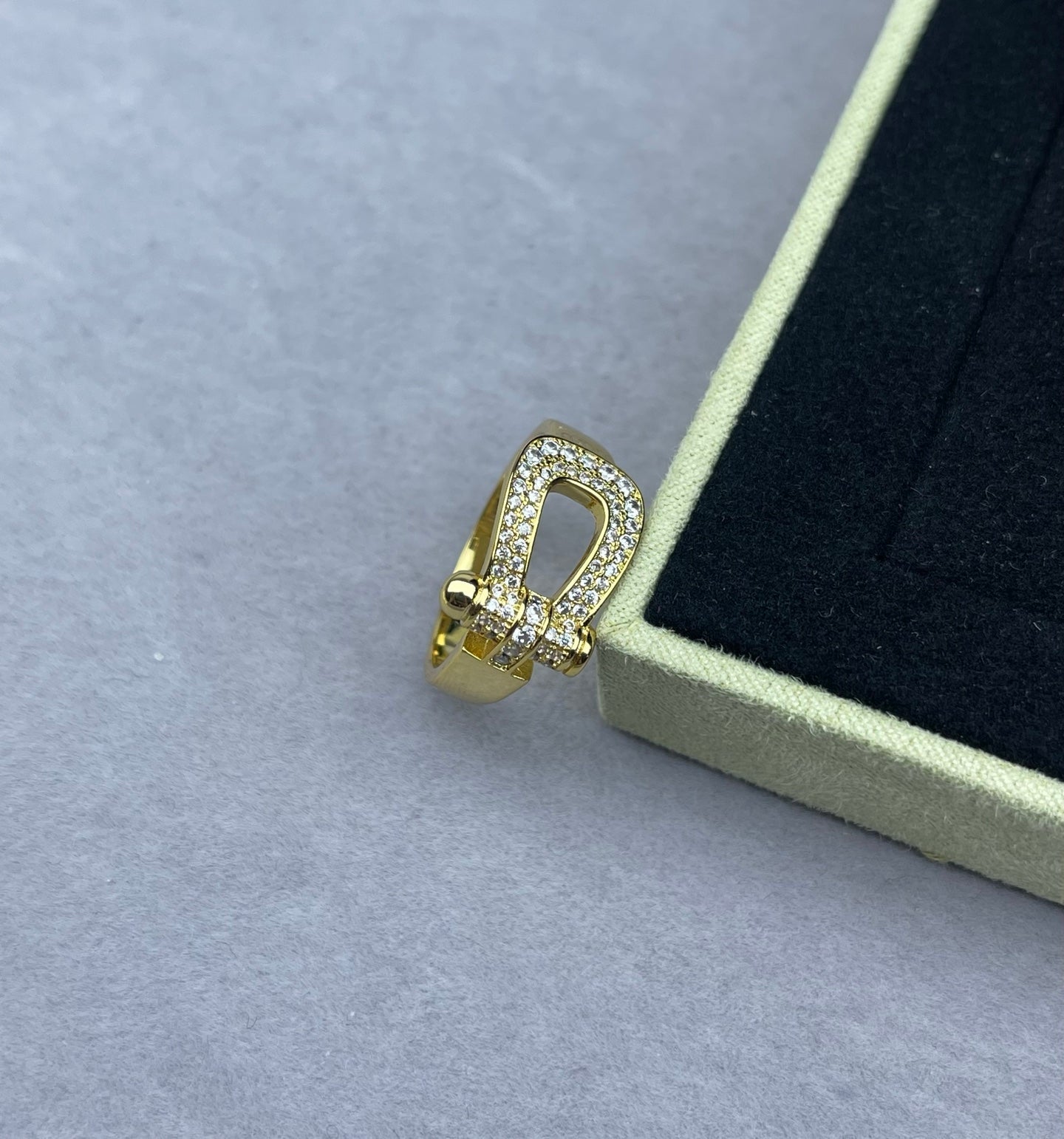 [Eterna Jewels]Breiter hufeisenförmiger, diamantbesetzter Ring