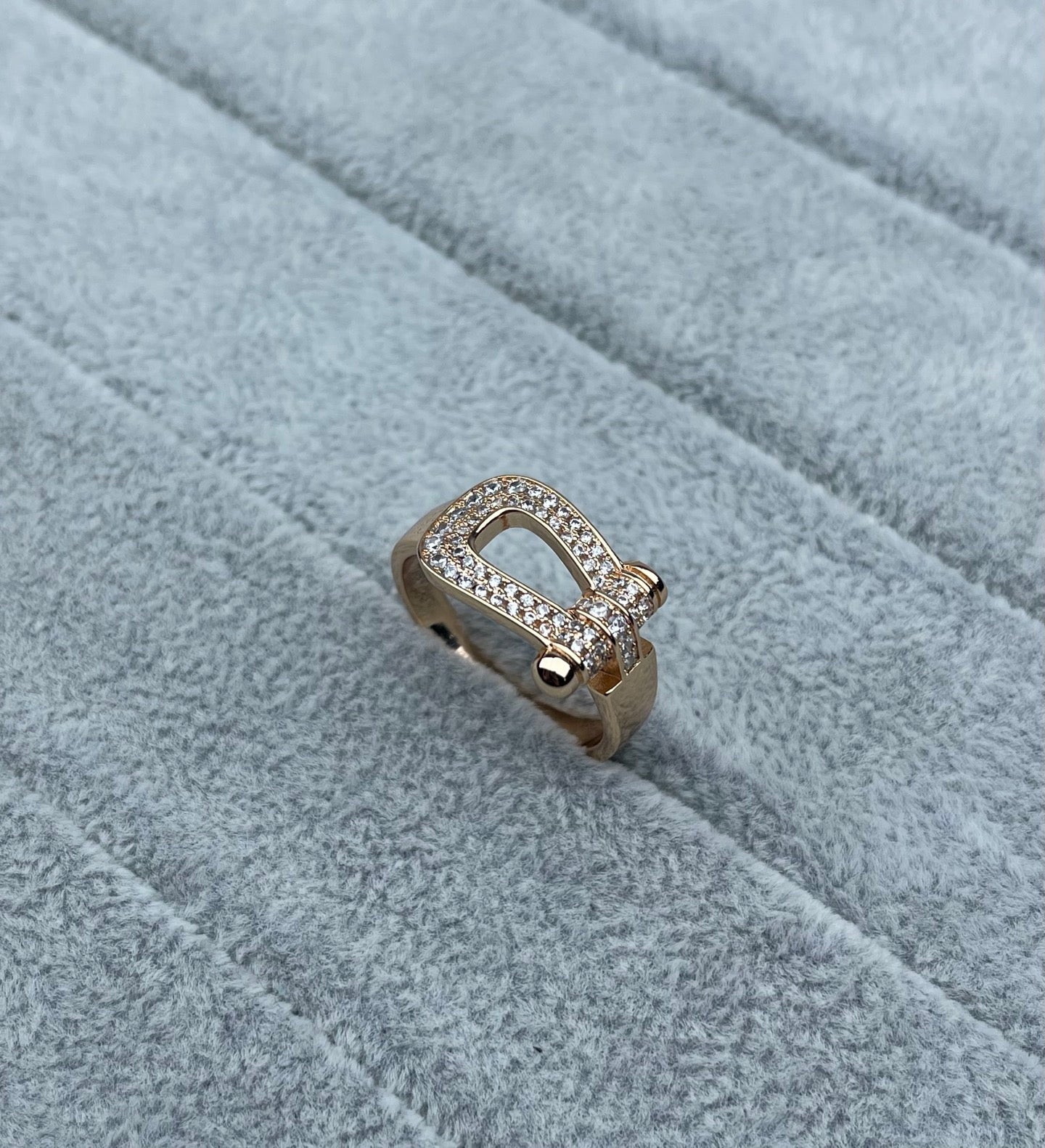 [Eterna Jewels]Breiter hufeisenförmiger, diamantbesetzter Ring