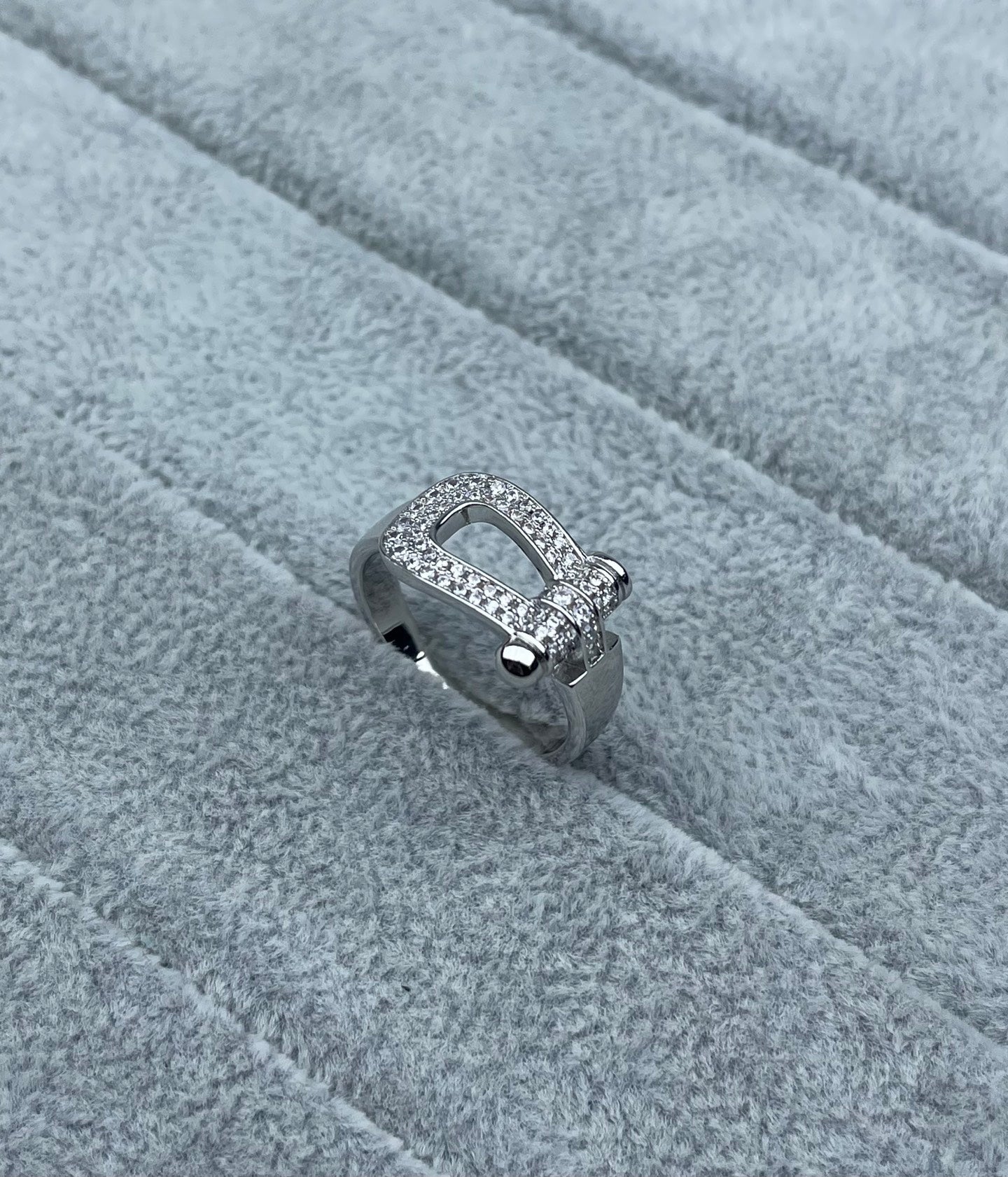 [Eterna Jewels]Breiter hufeisenförmiger, diamantbesetzter Ring