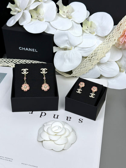 [Eterna Jewels]26C Rosa Kamelien-Emaille-Anhänger mit Doppel-C-Ohrringen