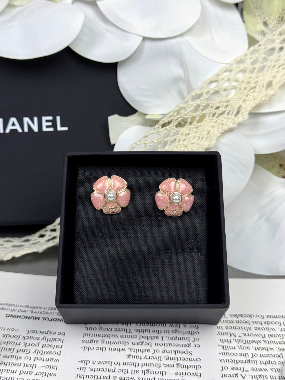 [Eterna Jewels]26C Rosa Kamelie Perle Emaille Ohrstecker