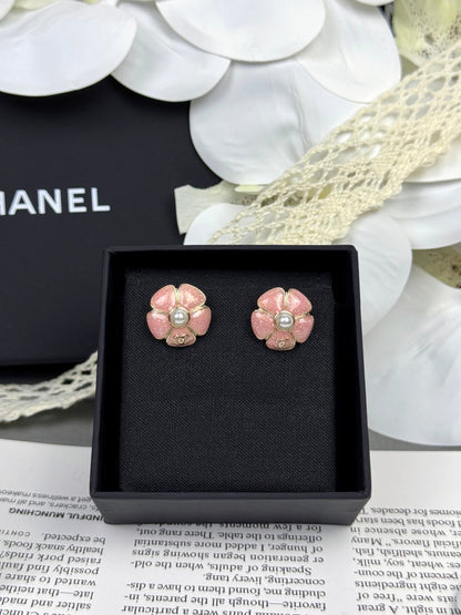 [Eterna Jewels]26C Rosa Kamelie Perle Emaille Ohrstecker