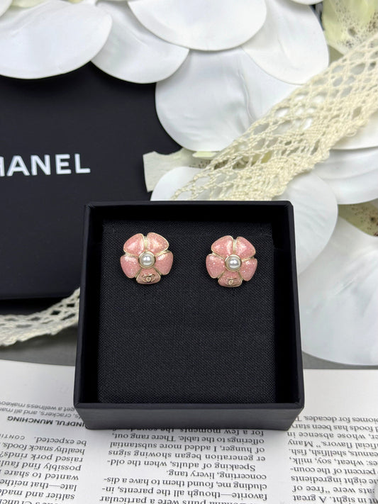 [Eterna Jewels]26C Rosa Kamelie Perle Emaille Ohrstecker