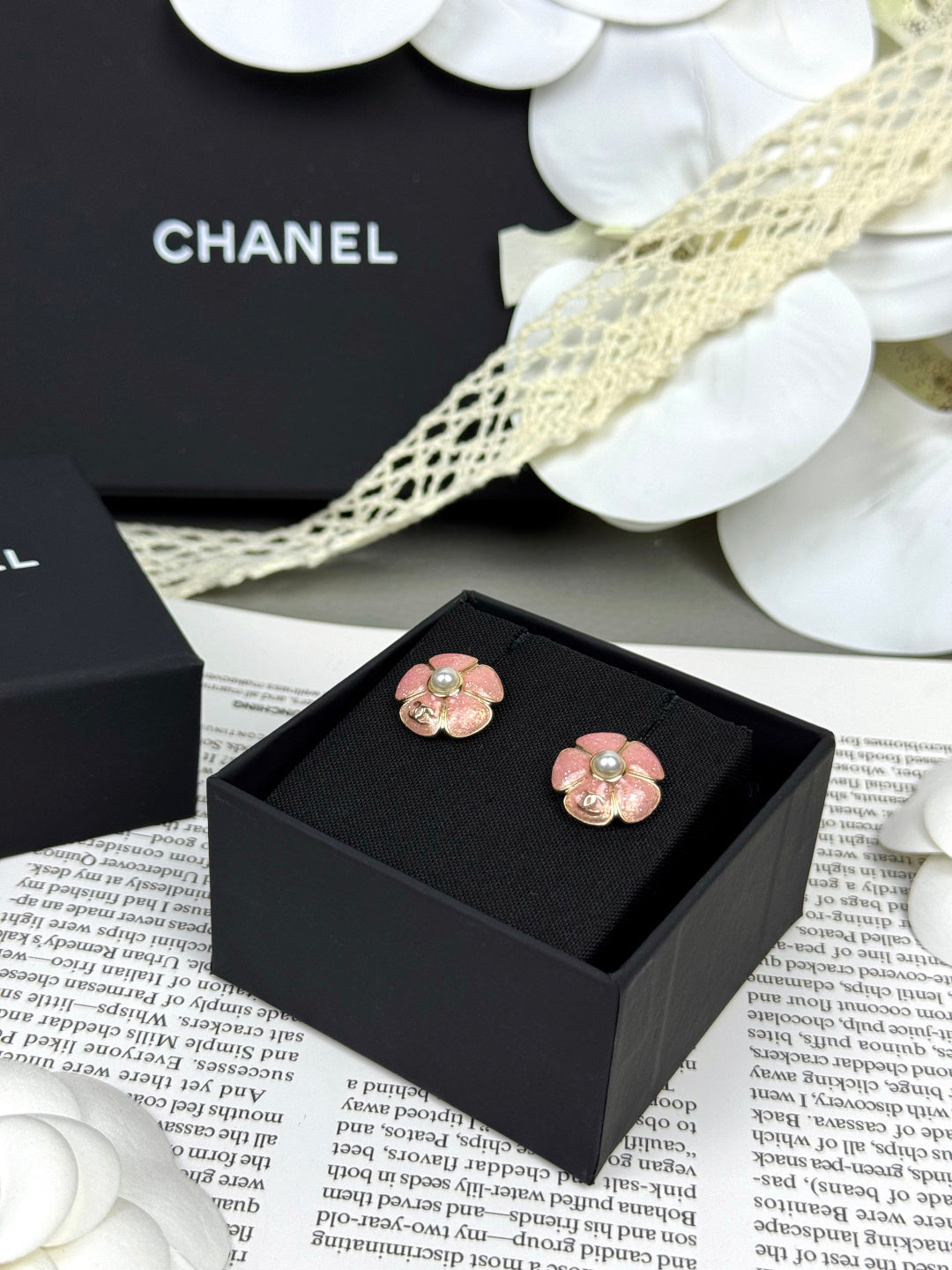 [Eterna Jewels]26C Rosa Kamelie Perle Emaille Ohrstecker