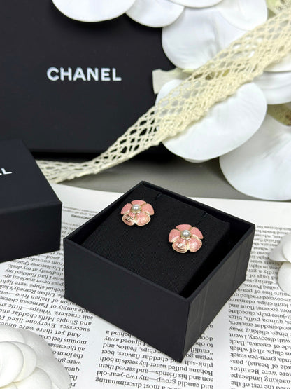 [Eterna Jewels]26C Rosa Kamelie Perle Emaille Ohrstecker
