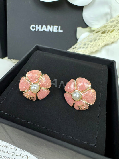 [Eterna Jewels]26C Rosa Kamelie Perle Emaille Ohrstecker