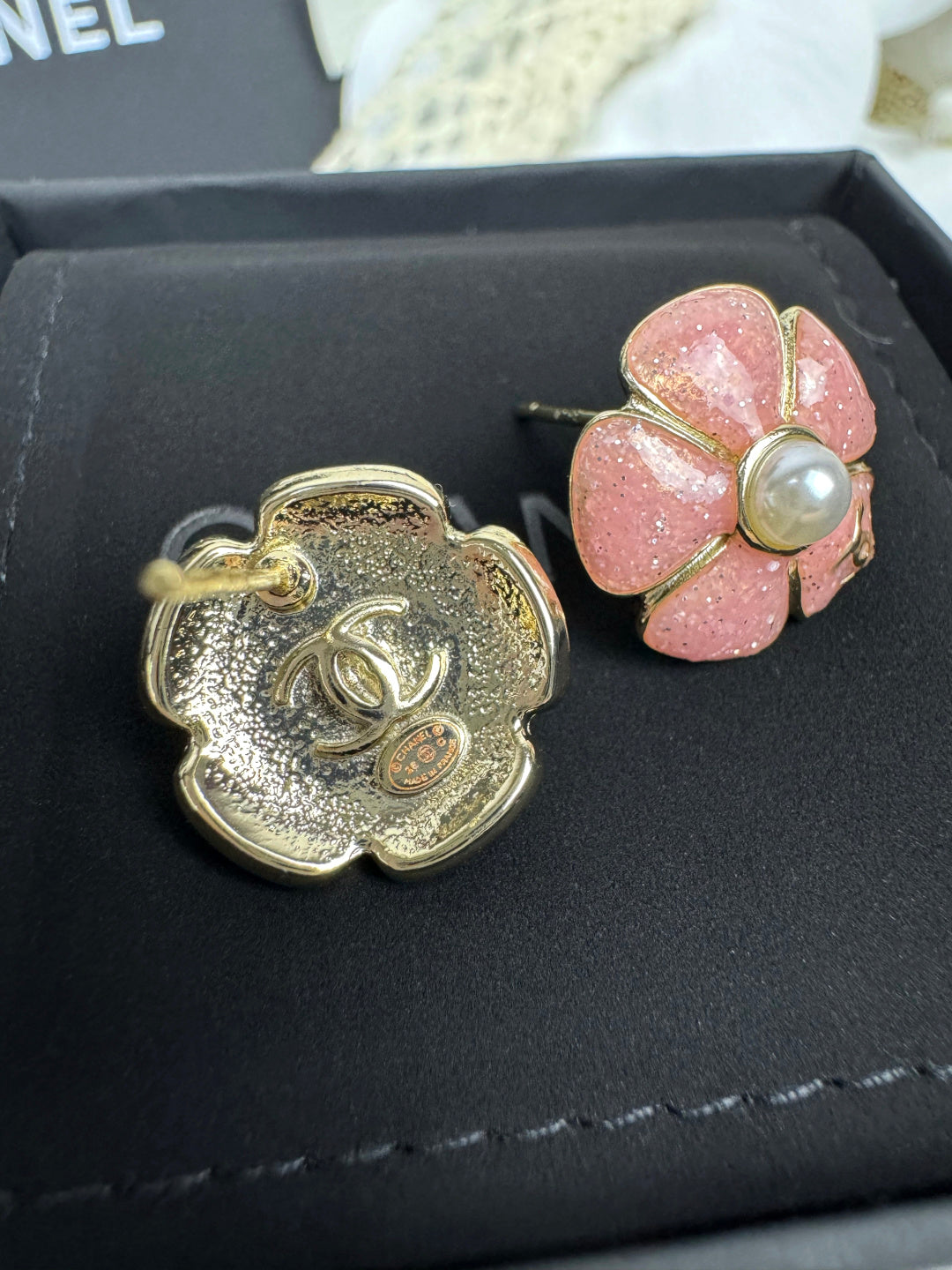 [Eterna Jewels]26C Rosa Kamelie Perle Emaille Ohrstecker