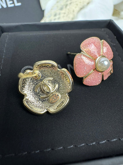 [Eterna Jewels]26C Rosa Kamelie Perle Emaille Ohrstecker