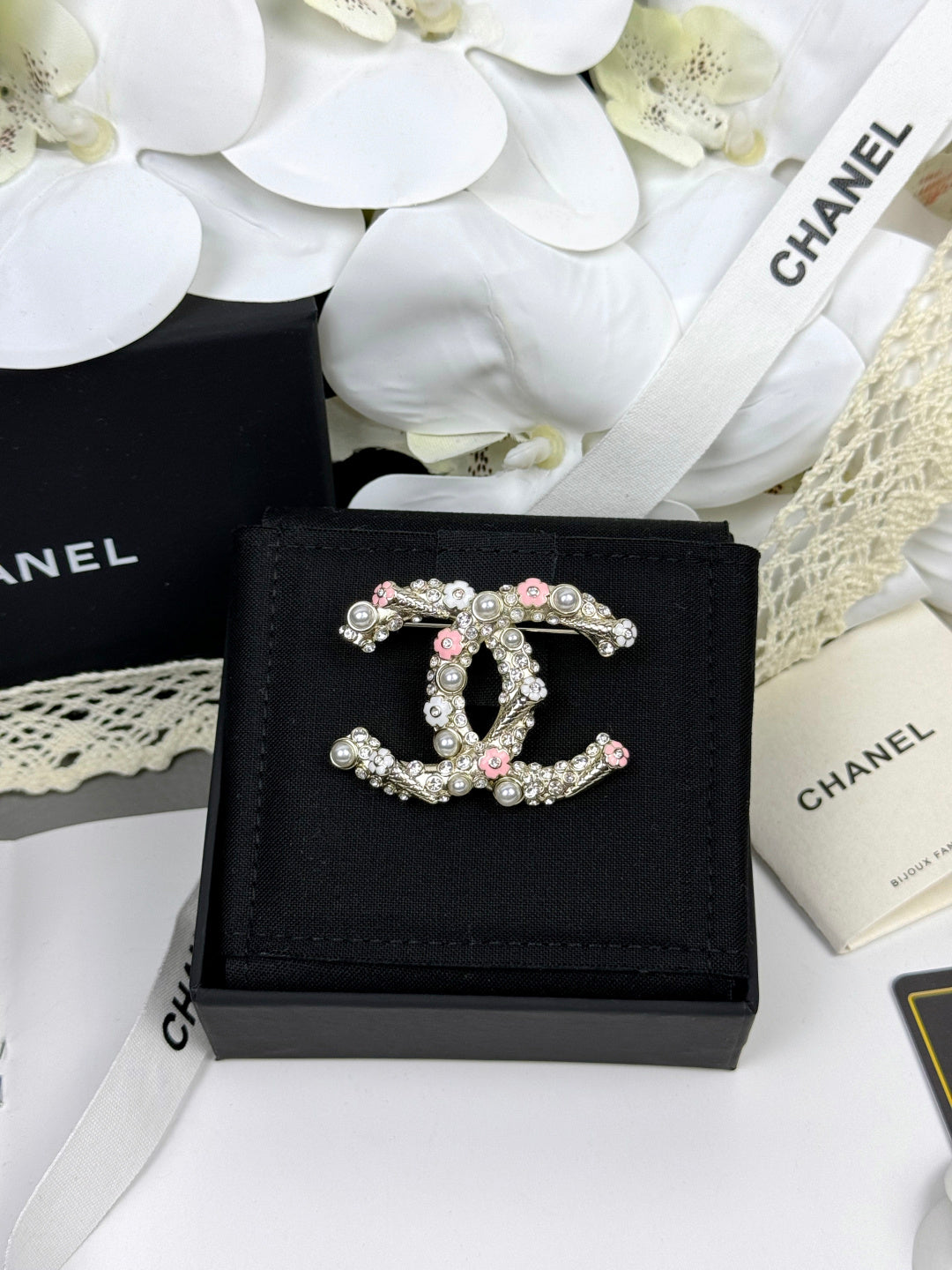[Eterna Jewels]26C Pink-weiß emaillierte Eiscreme-Doppel-C-Brosche