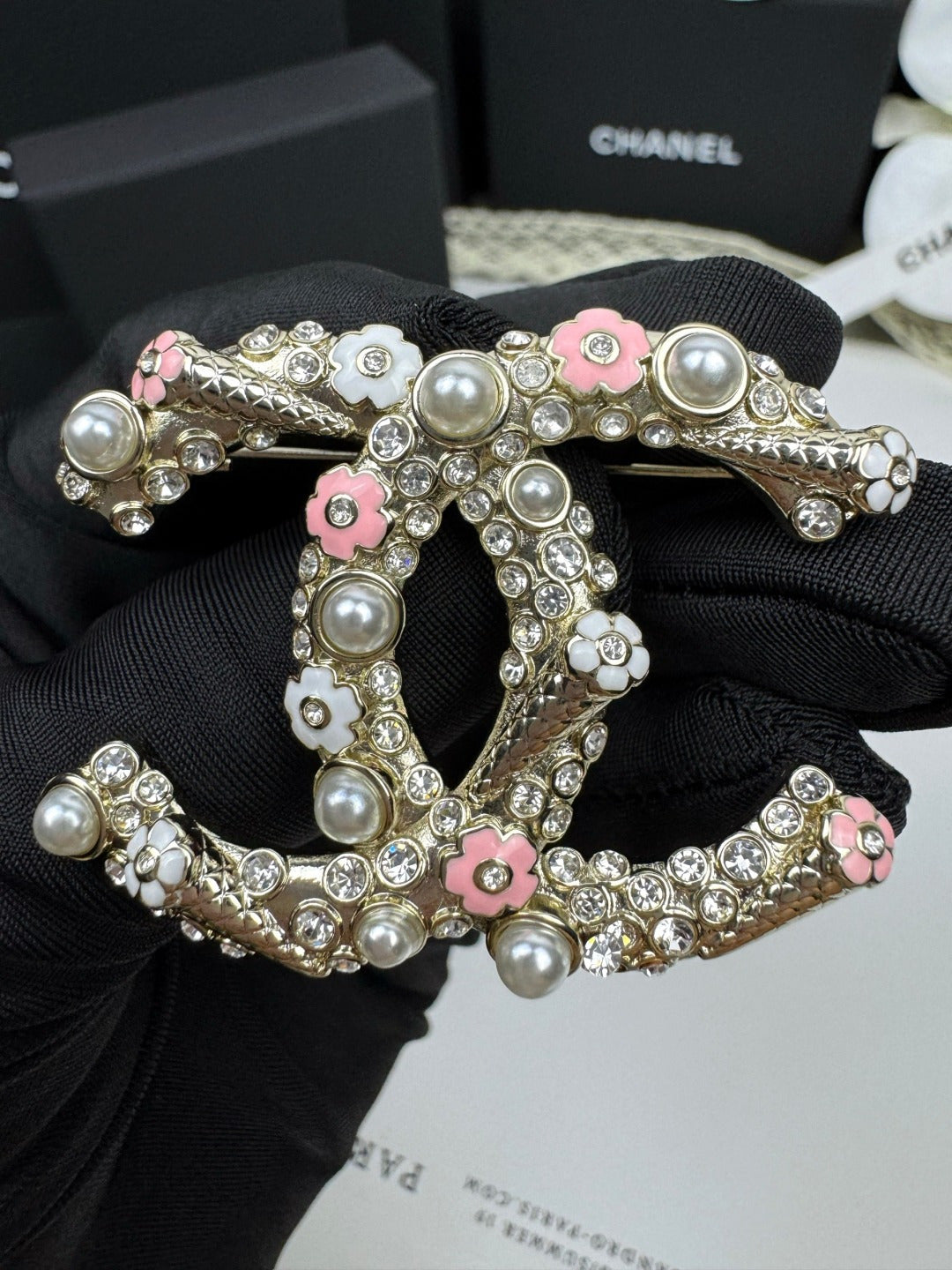 [Eterna Jewels]26C Pink-weiß emaillierte Eiscreme-Doppel-C-Brosche