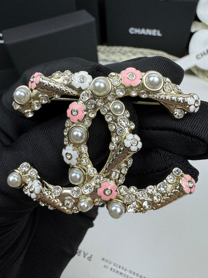 [Eterna Jewels]26C Pink-weiß emaillierte Eiscreme-Doppel-C-Brosche