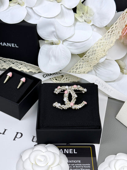 [Eterna Jewels]26C Pink-weiß emaillierte Eiscreme-Doppel-C-Brosche