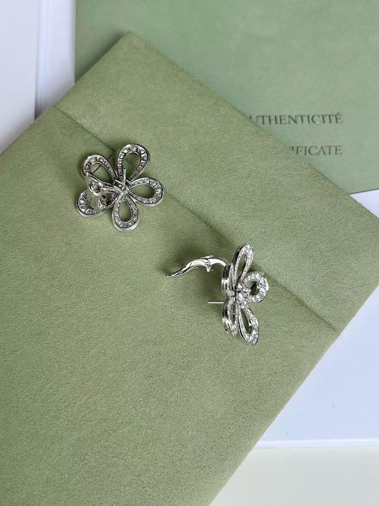 [Eterna Jewels] Flowerlace  Elegant Four Leaf Clover Stud Earrings
