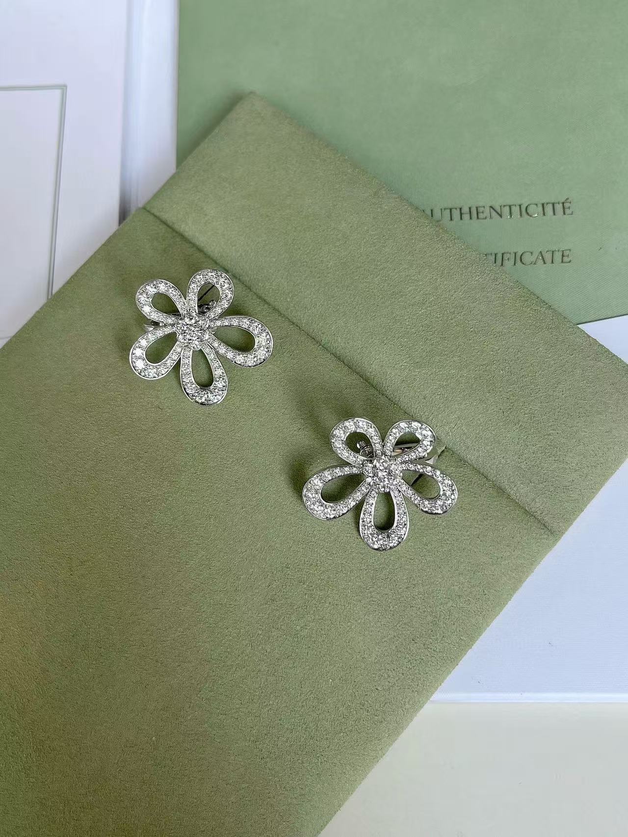 [Eterna Jewels] Flowerlace  Elegant Four Leaf Clover Stud Earrings