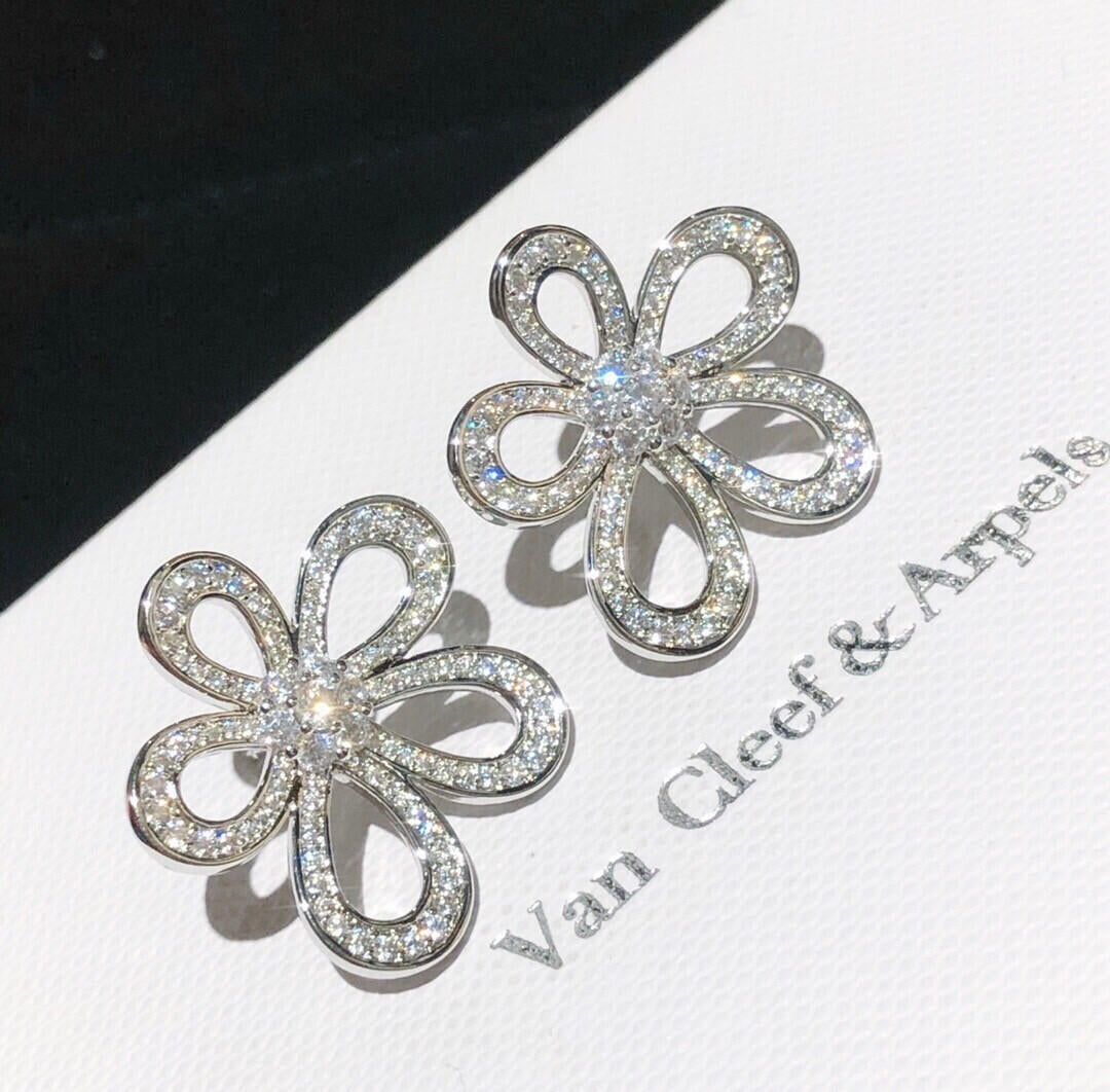 [Eterna Jewels] Flowerlace  Elegant Four Leaf Clover Stud Earrings