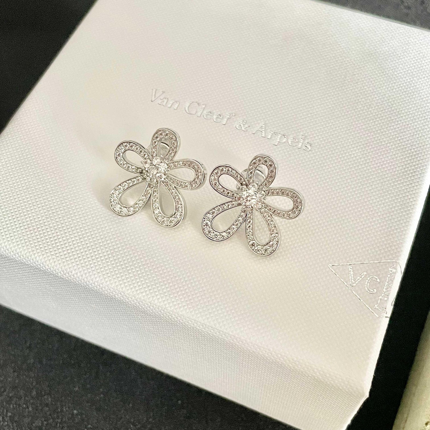 [Eterna Jewels] Flowerlace  Elegant Four Leaf Clover Stud Earrings