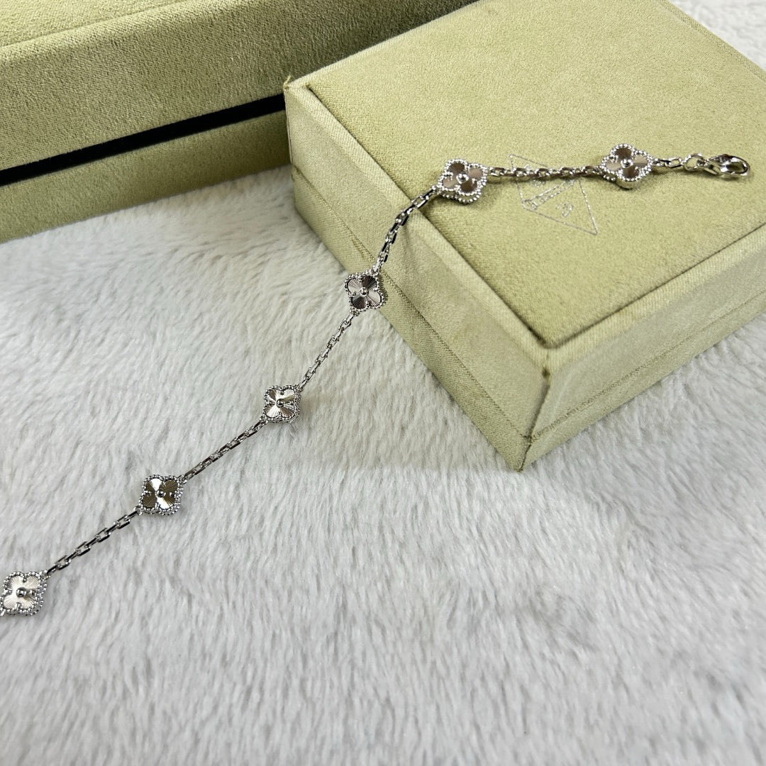 [Eterna Jewels]KLEEBRIEBENARMBAND MIT 6 MOTIVEN