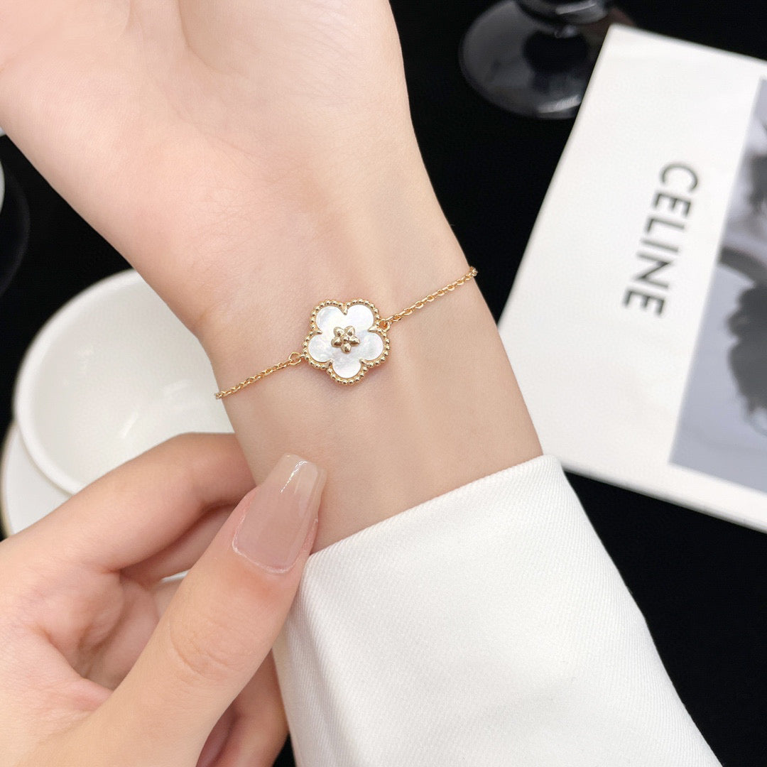 [エテルナジュエルズ]開運白蝶貝梅花ブレスレット