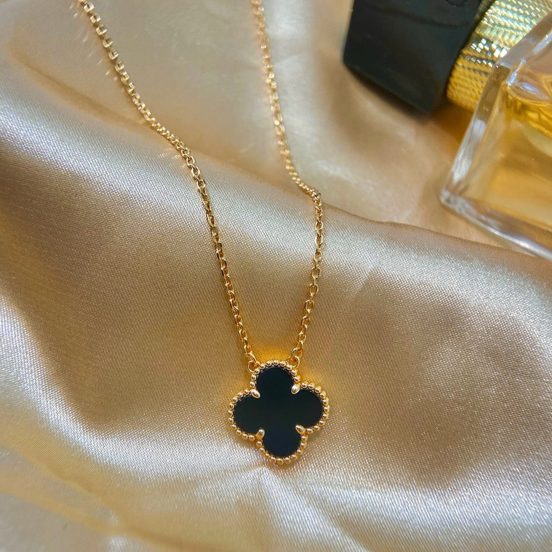 [Eterna Jewels]KLEEBELATT 15MM SCHWARZER ONYX EINZELBLUMEN-HALSKEETE