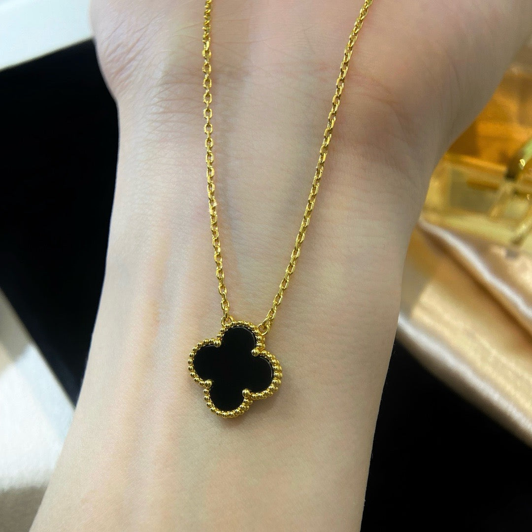 [Eterna Jewels]KLEEBELATT 15MM SCHWARZER ONYX EINZELBLUMEN-HALSKEETE