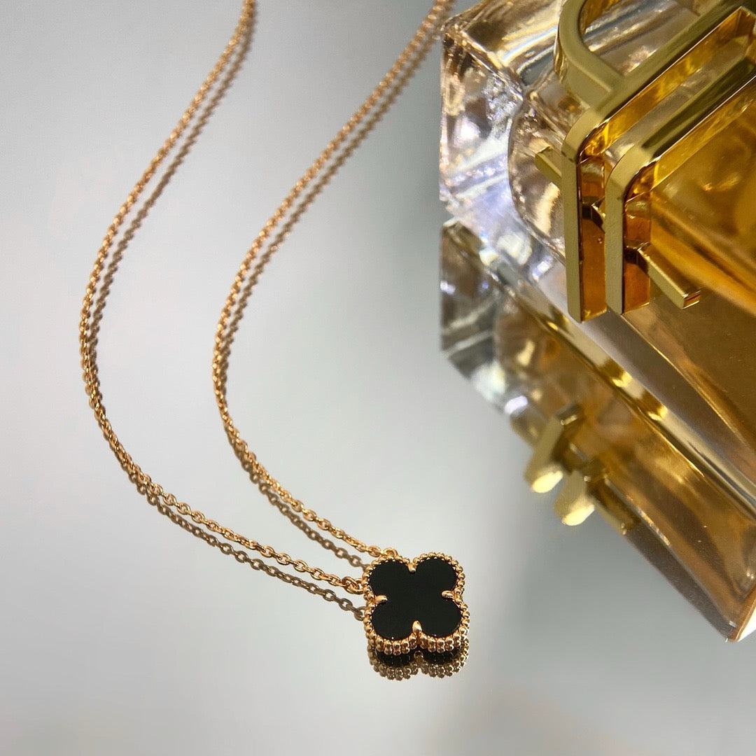 [Eterna Jewels]KLEEBELATT 15MM SCHWARZER ONYX EINZELBLUMEN-HALSKEETE